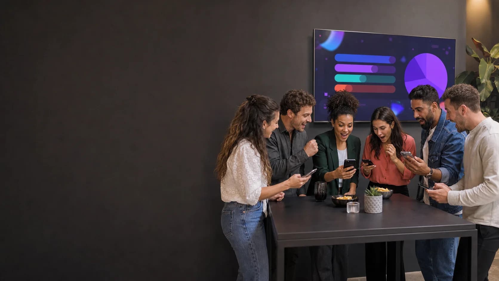 Vriendengroep viert samen een goed antwoord tijdens een online pubquiz